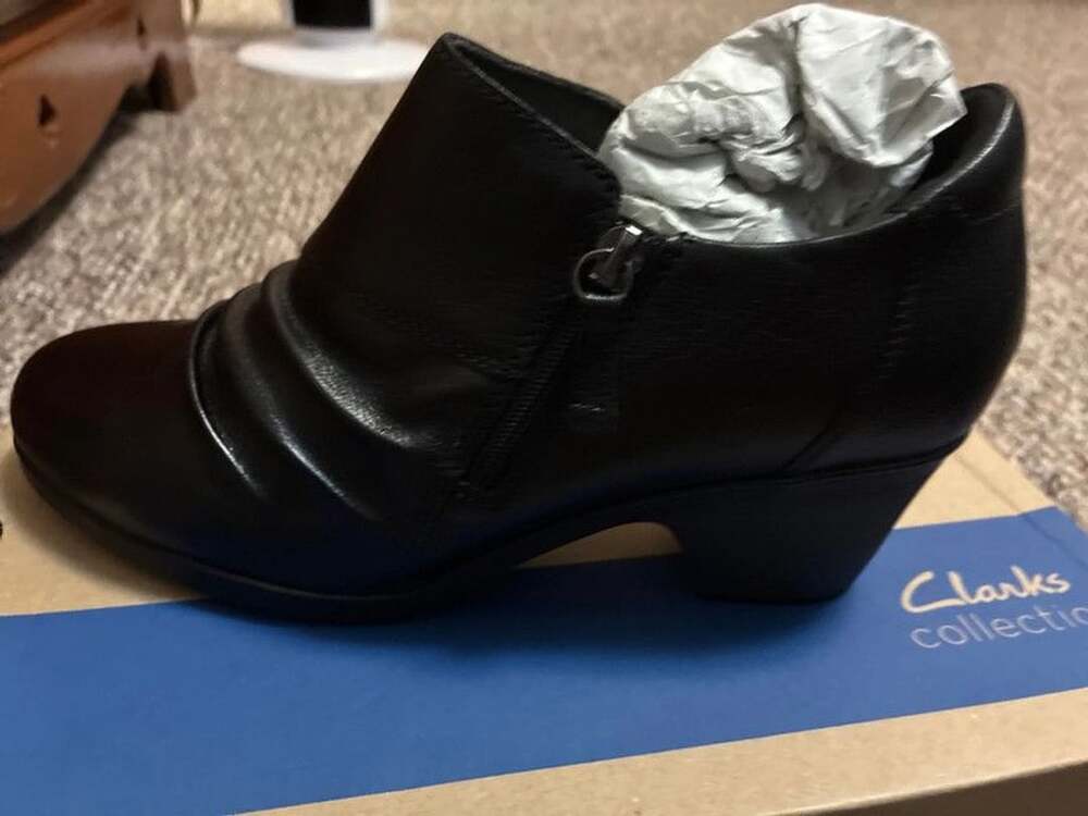 New in box Clarks women 9.5 wide black leather zip up bootie